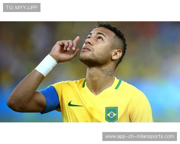 内马尔意外在训练中被队友泼水庆祝生日，现场笑声不断